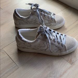 Star tennis shoes. Suede. silver laces